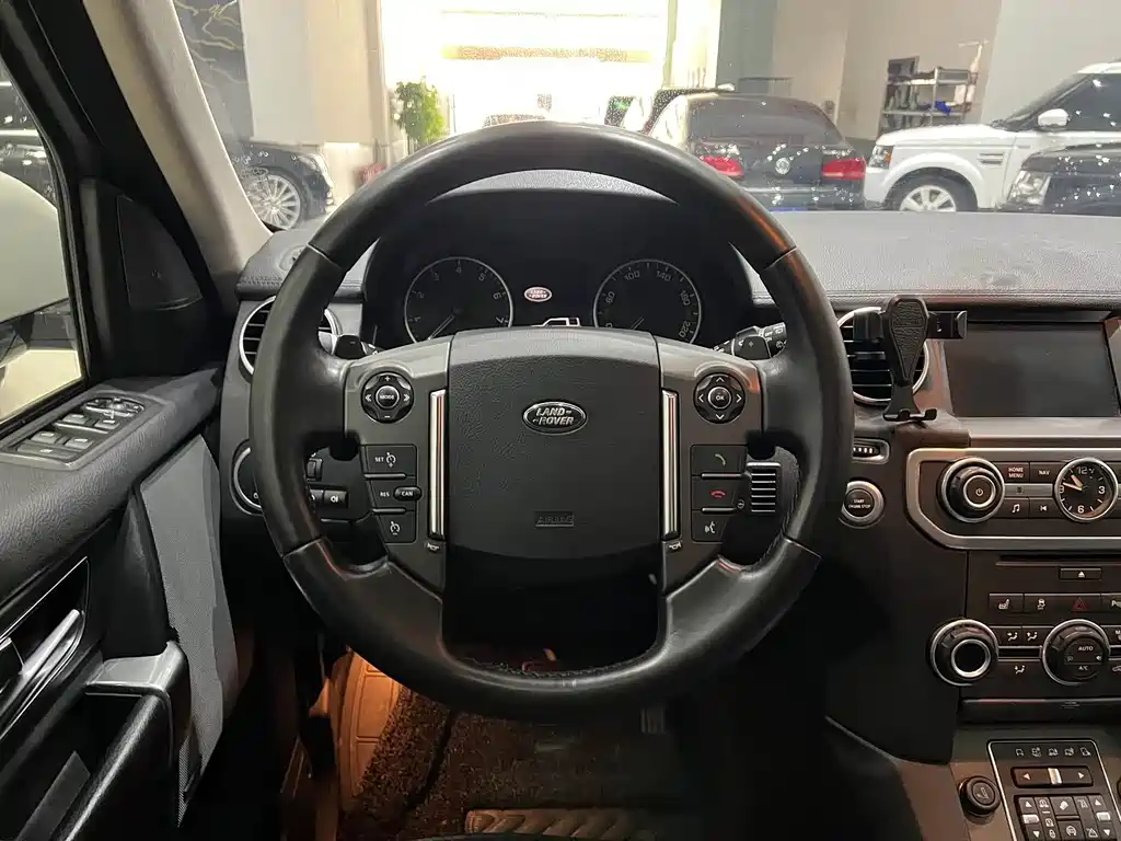 Land Rover Discovery 2016 — фото 16