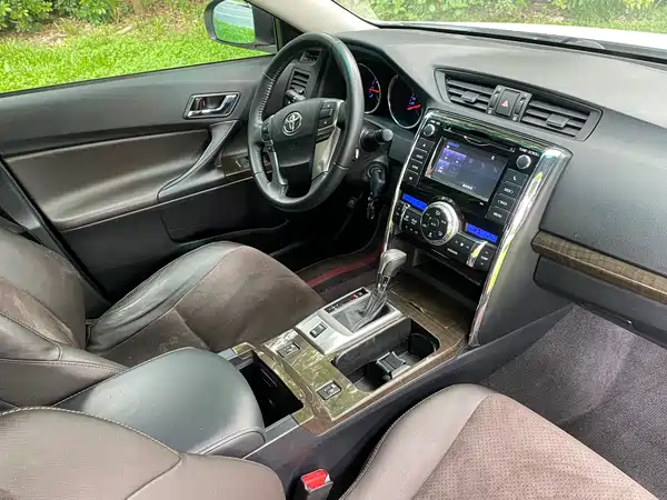 Toyota Reiz 2013