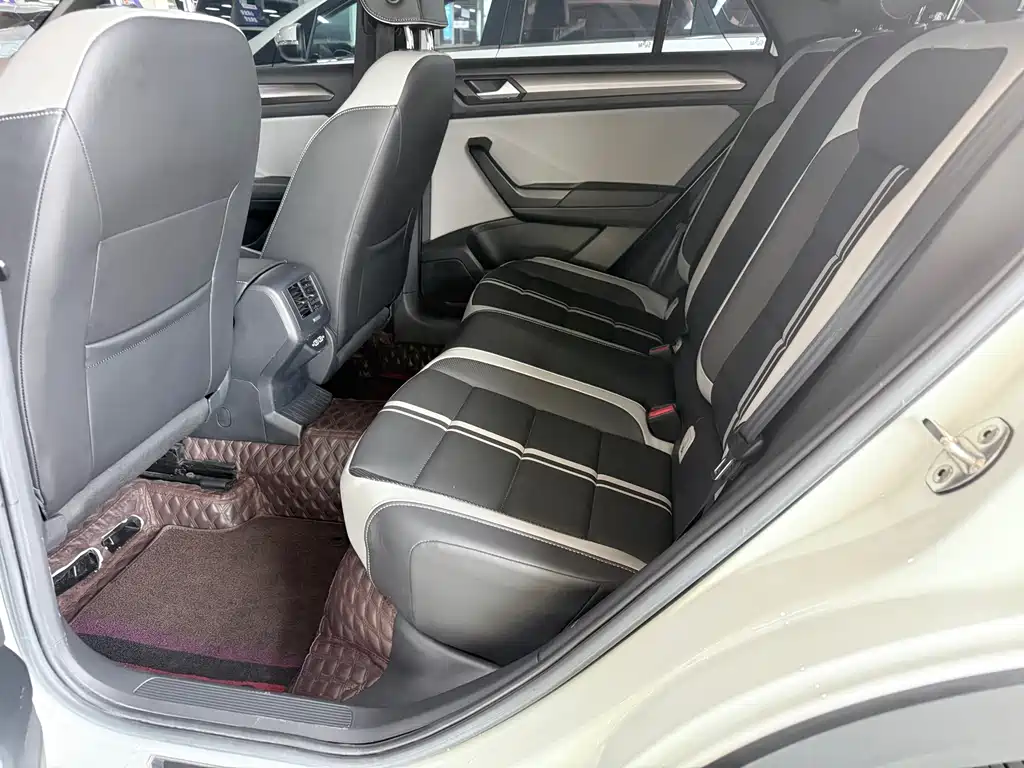 Volkswagen T-Roc 2023 — фото 11