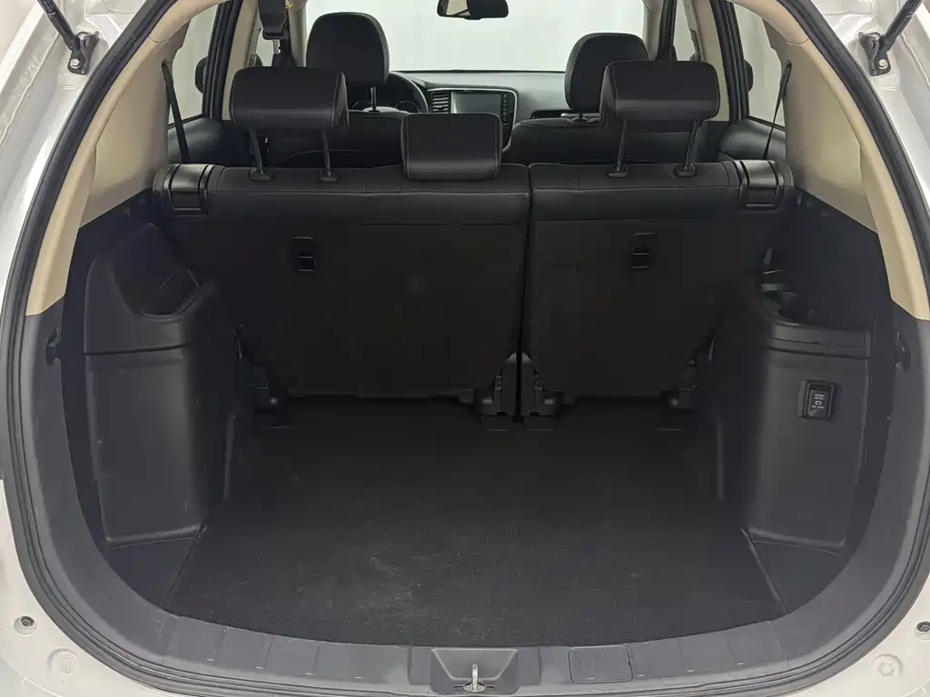Mitsubishi Outlander 2022 — фото 15