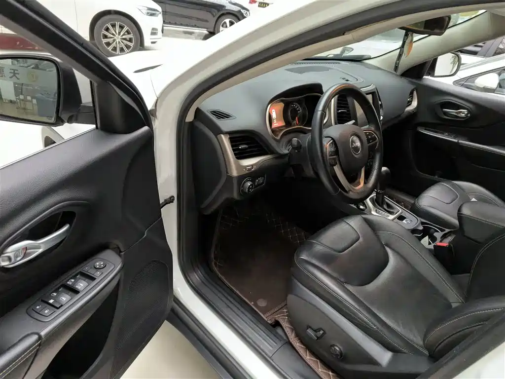 Jeep Cherokee 2019 — фото 13