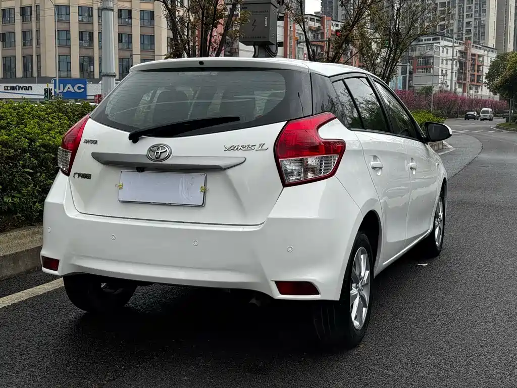 Toyota Yaris L 2015 — фото 25