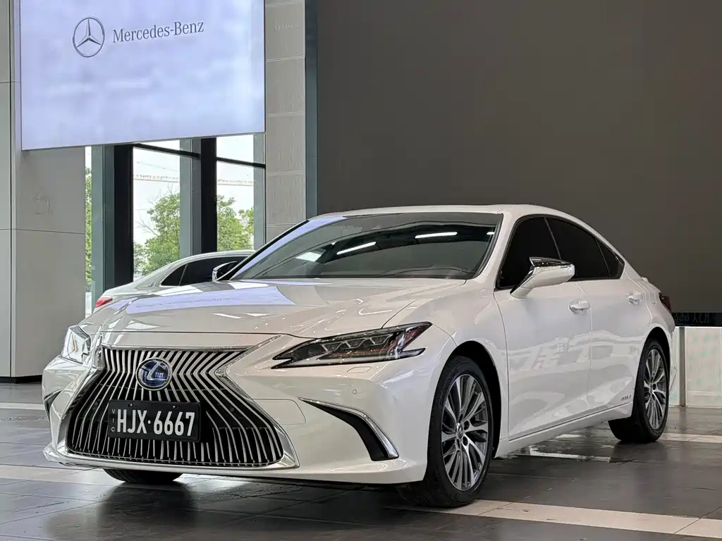 Lexus ES 2020 — фото 1