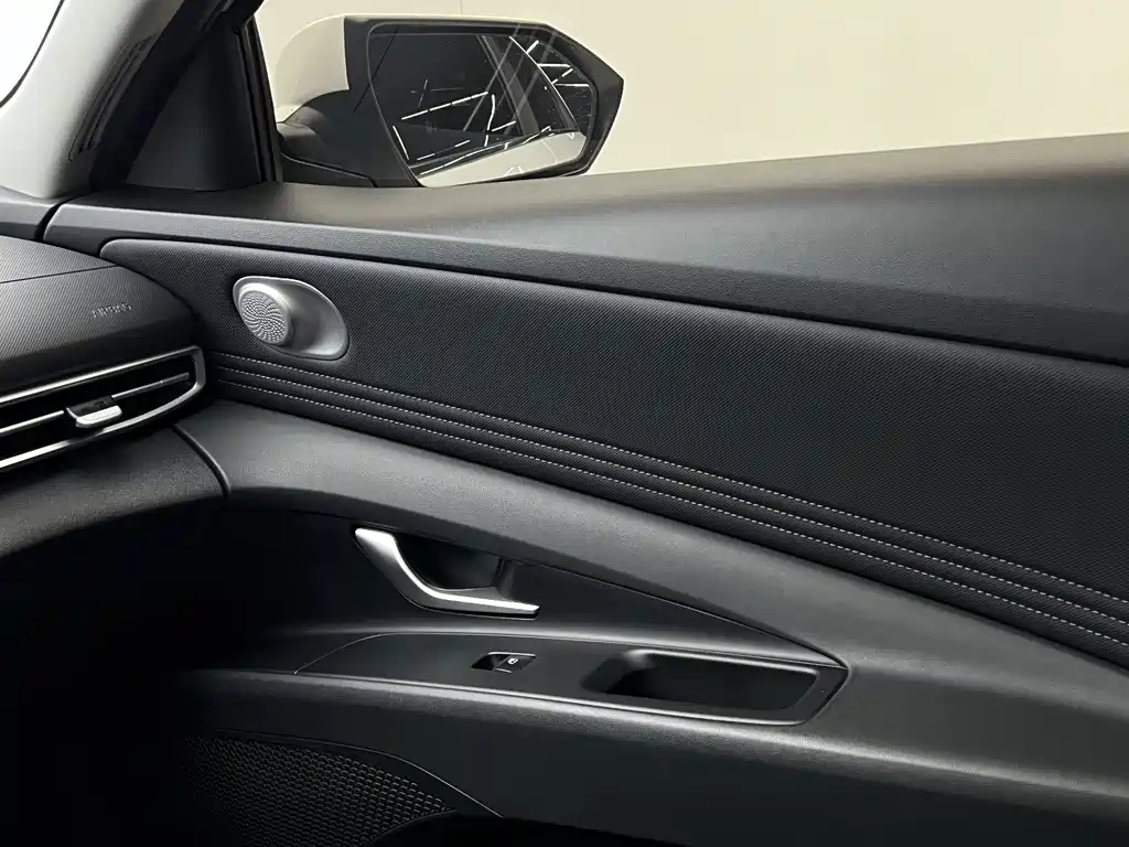 Hyundai Elantra 2023 — фото 15