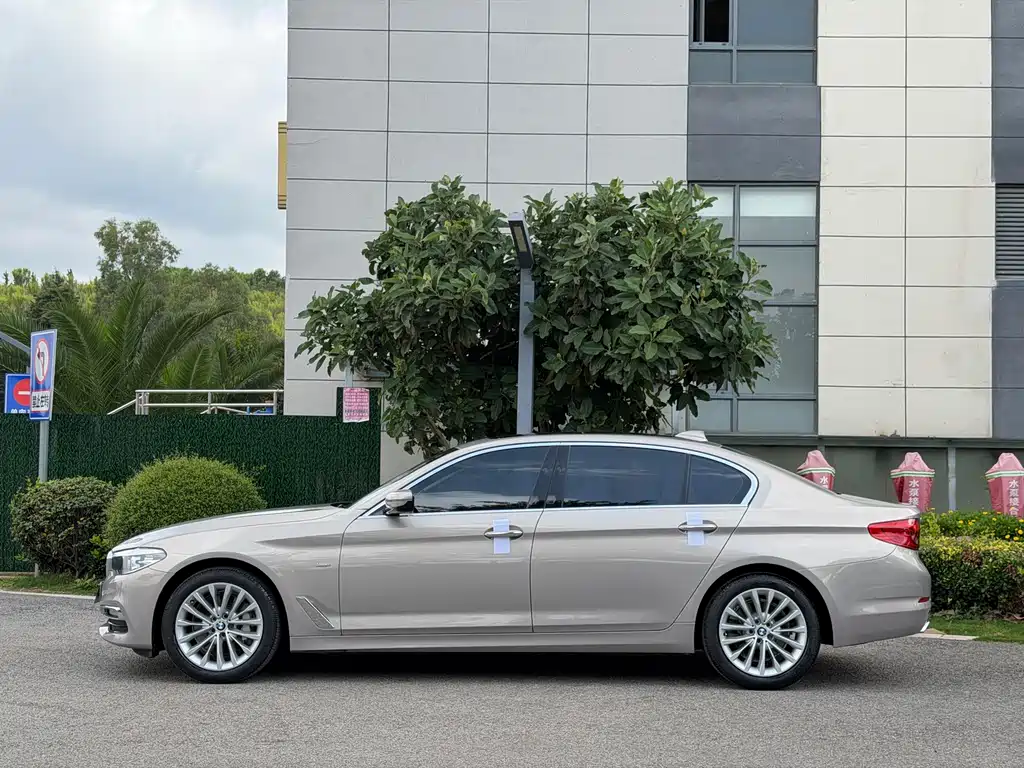 BMW 5 Series 2017 — фото 10