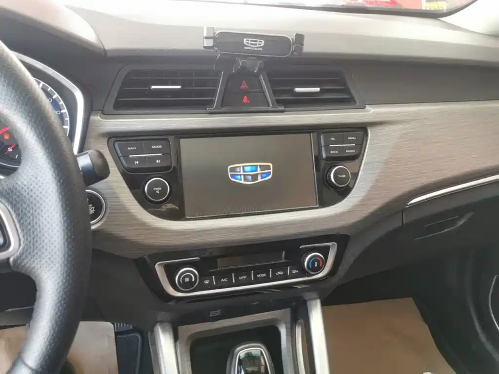 Geely Vision X3 2018 — фото 13