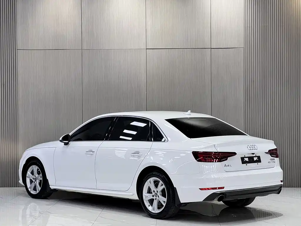 Audi A4L 2018 — фото 11