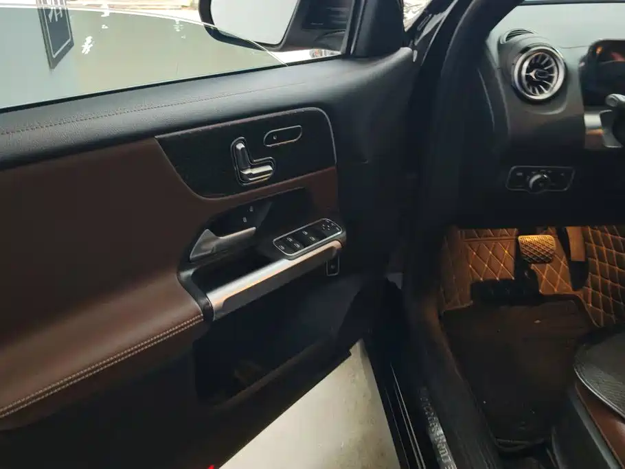 Mercedes-Benz GLB 2024