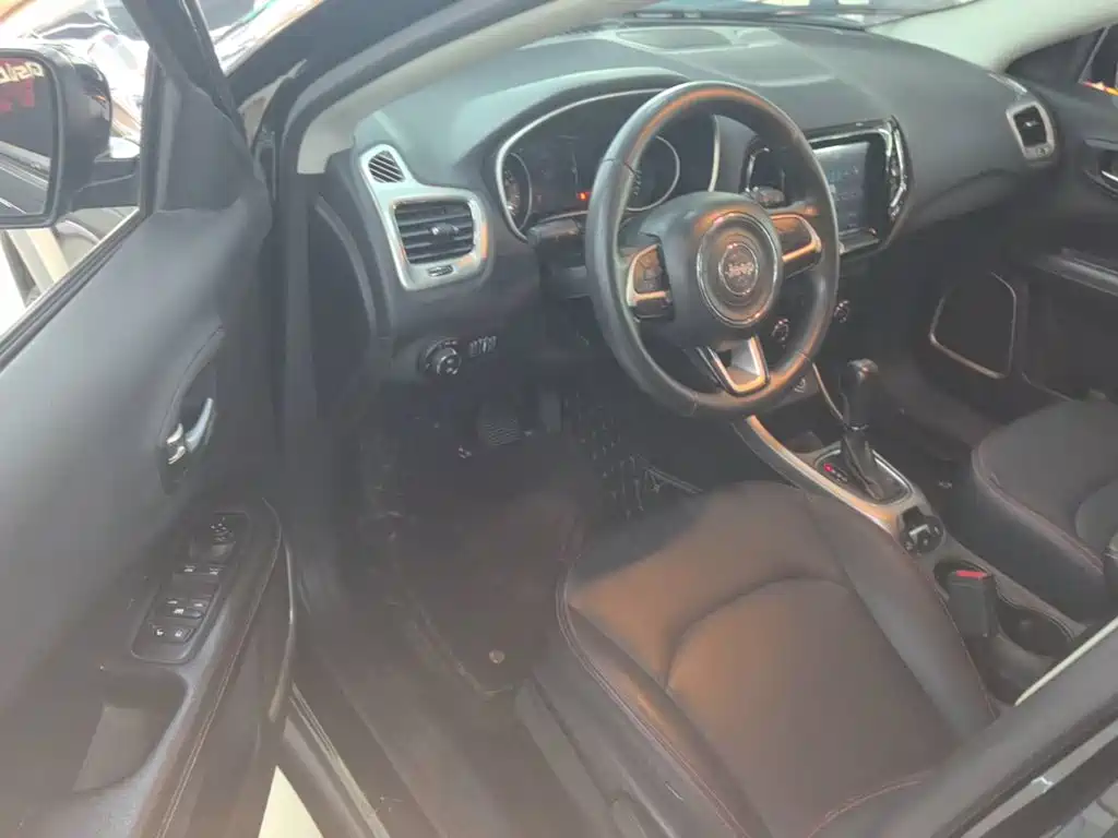 Jeep Compass 2017 — фото 16