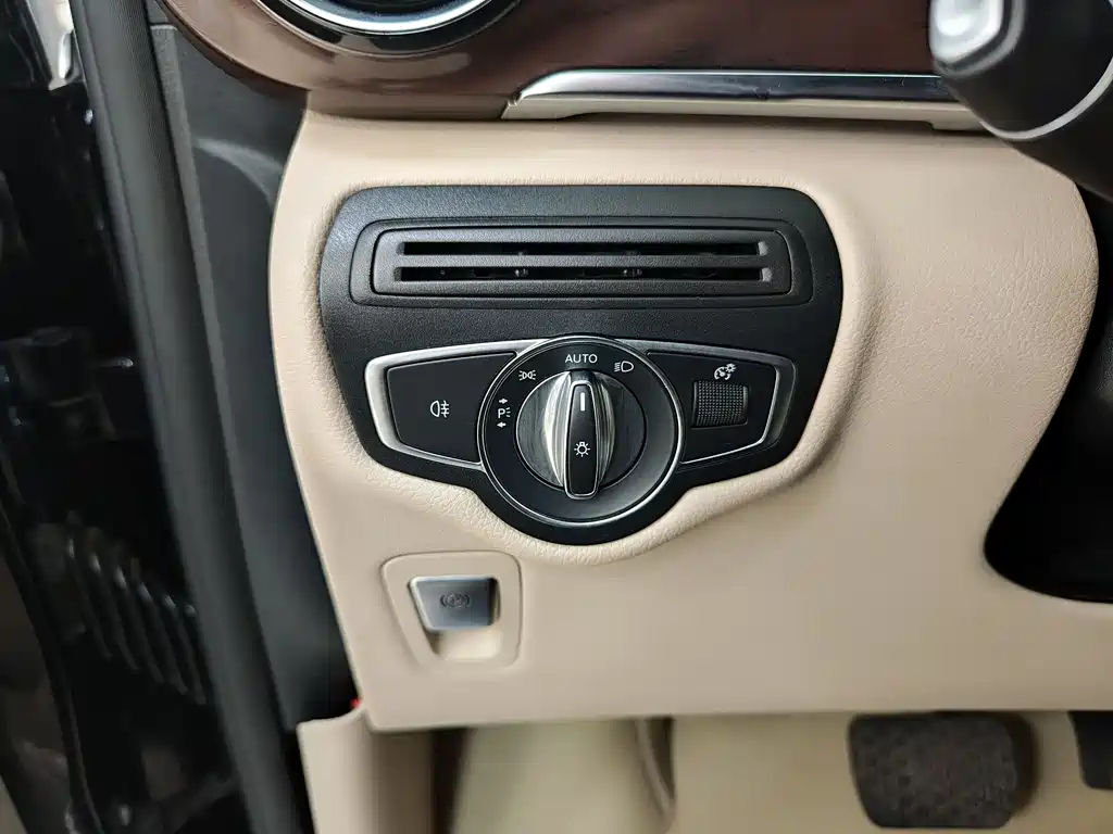 Mercedes-Benz V-Class 2021 — фото 22