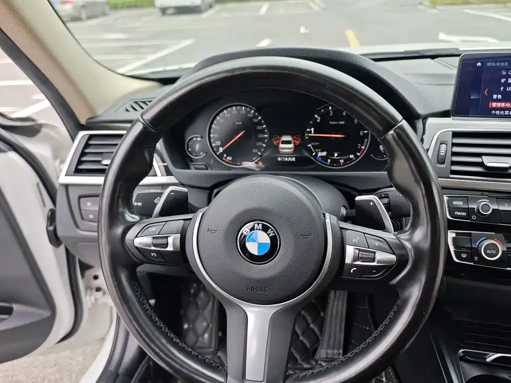 BMW 3 Series 2018 — фото 13