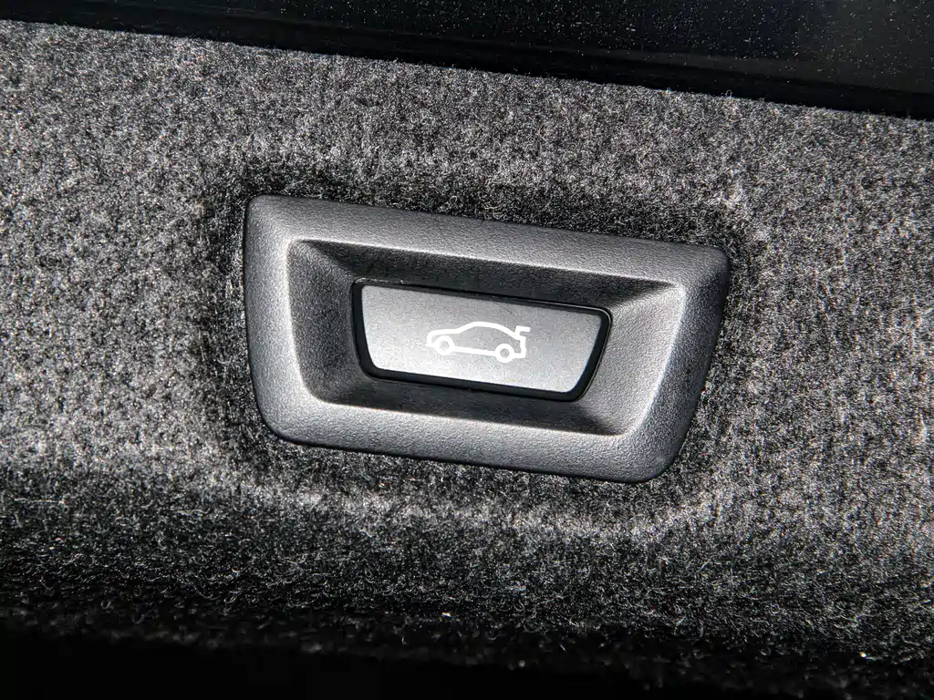 BMW 5 Series 2023 — фото 17