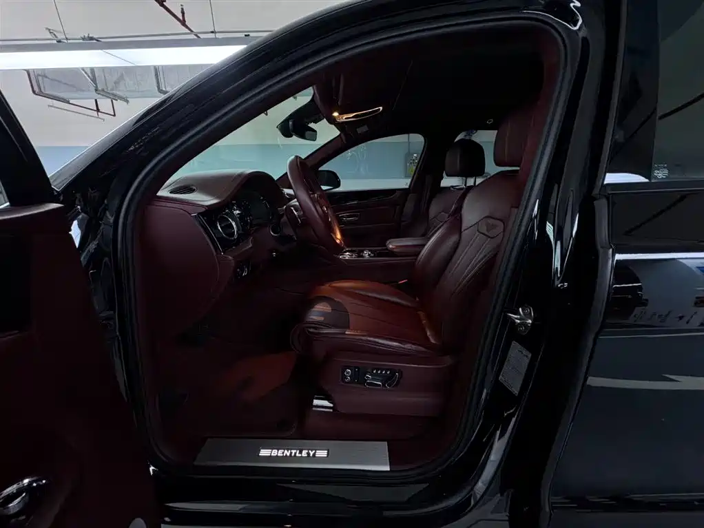 Bentley Bentayga 2021 — фото 14