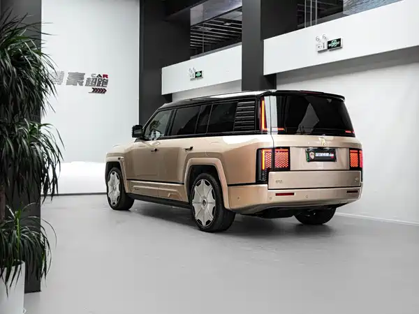 Yangwang U8 L 2025
