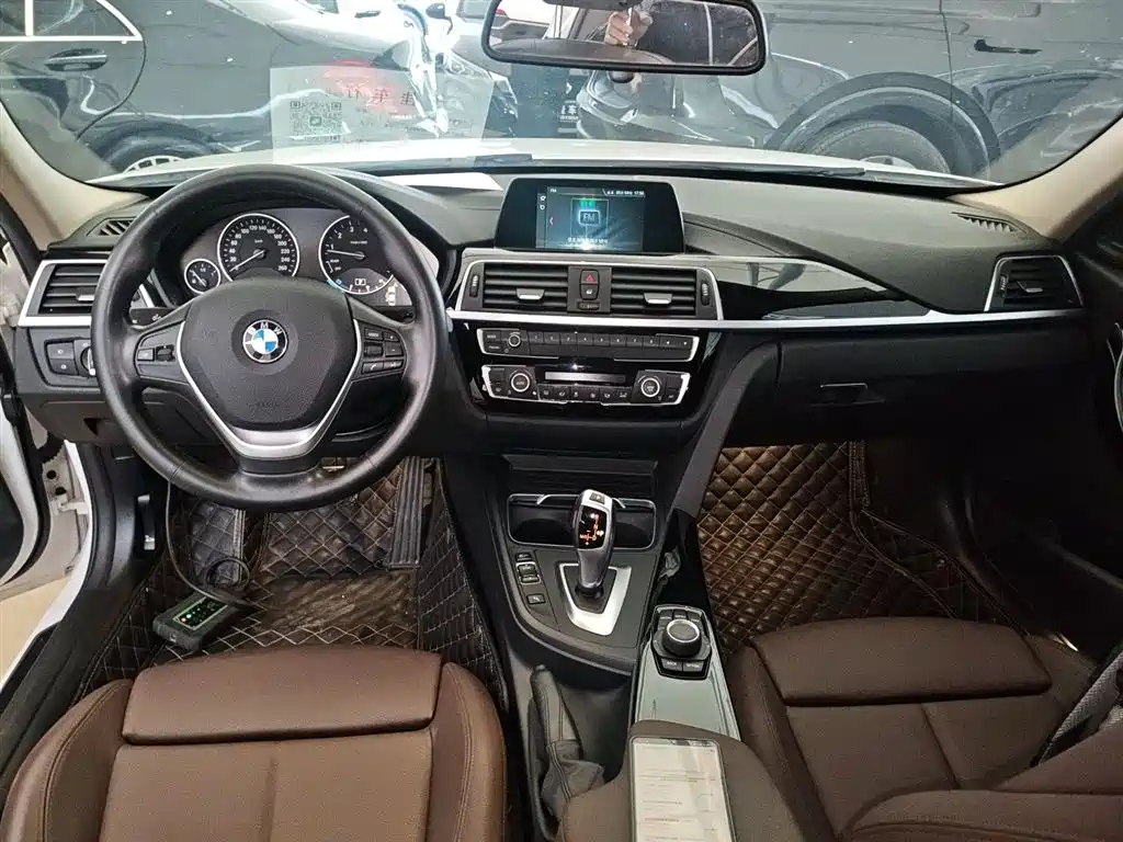 BMW 3 Series 2018 — фото 10