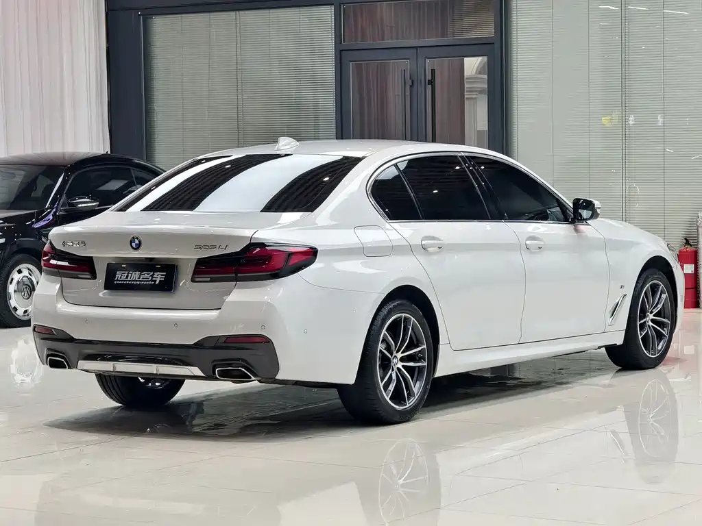 BMW 5 Series 2023 — фото 11