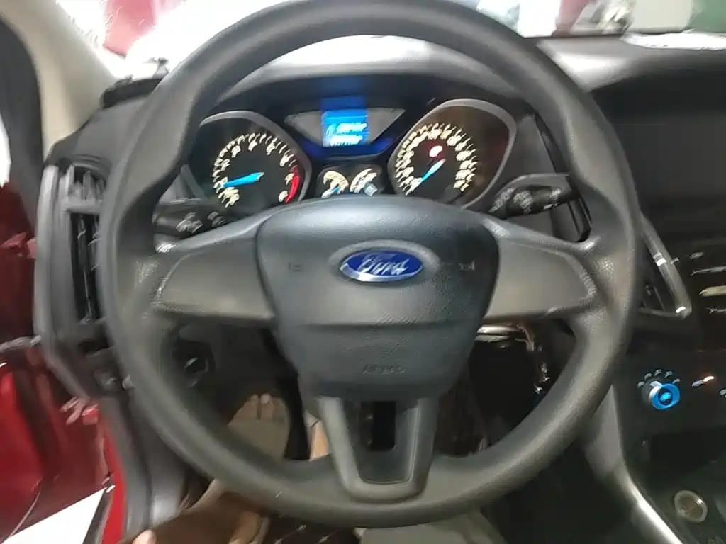 Ford Focus 2015 — фото 11