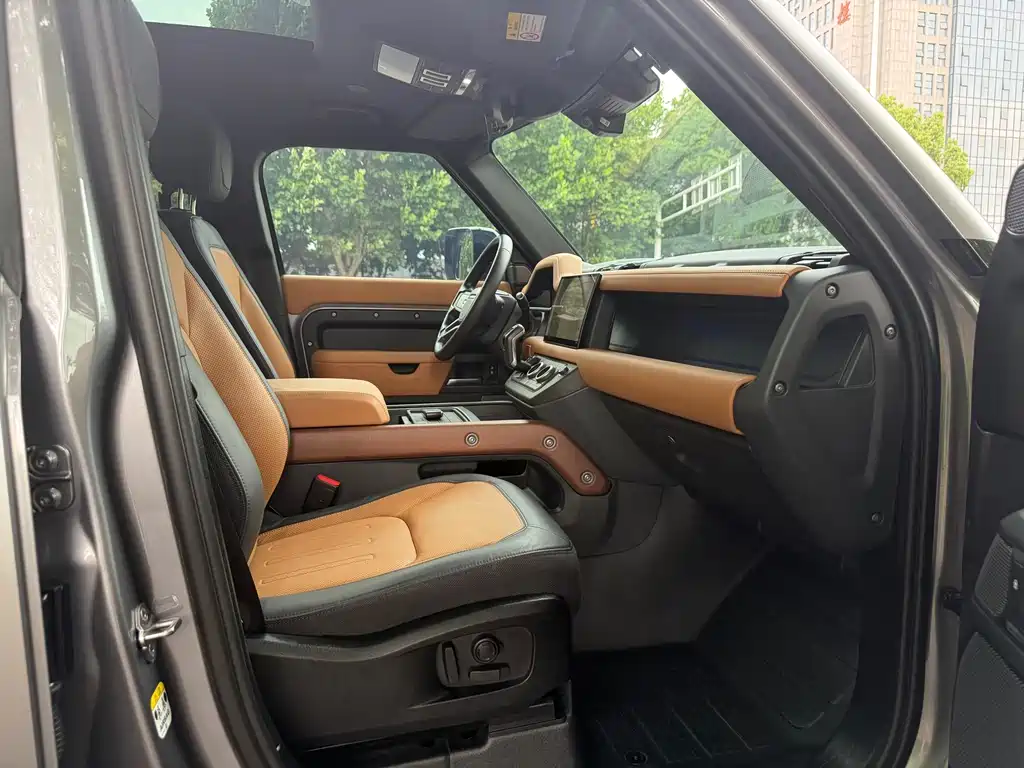 Land Rover Defender 2023 — фото 10