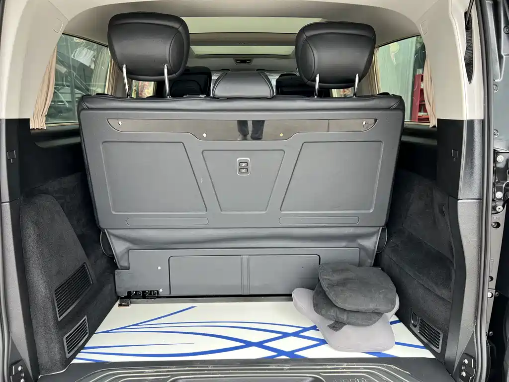 Mercedes-Benz V-Class 2022 — фото 11