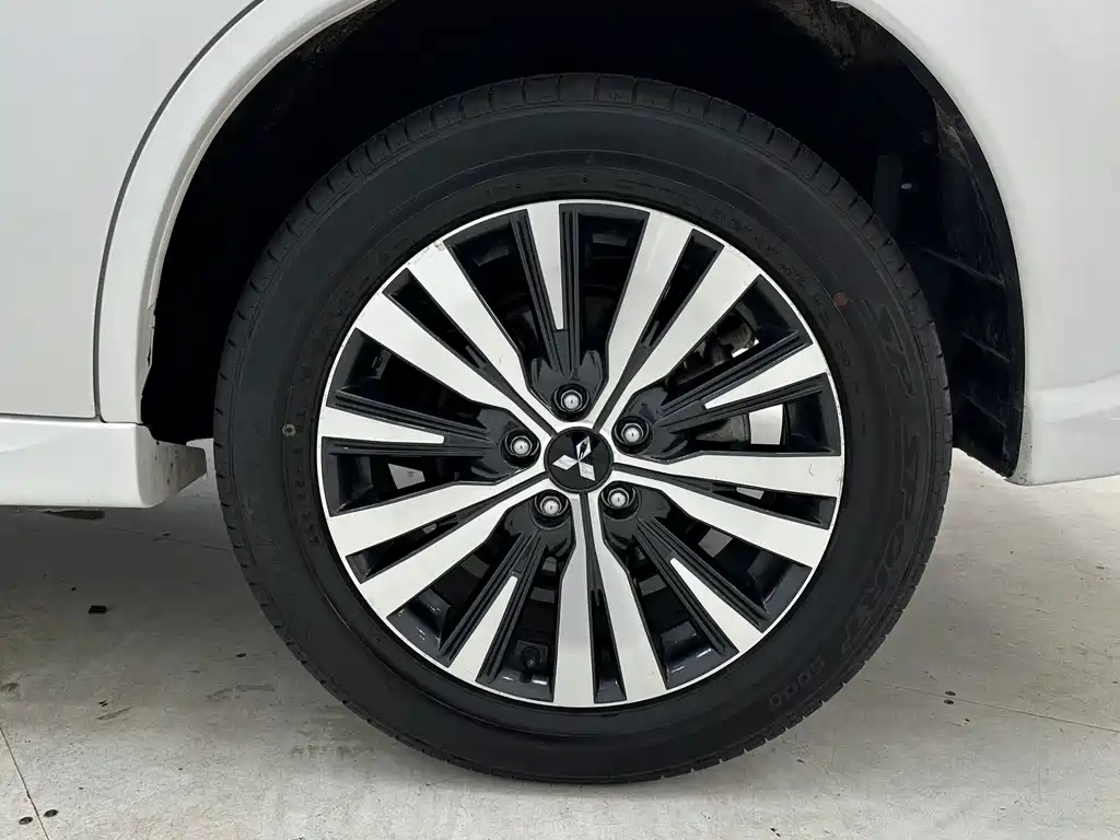 Mitsubishi Outlander 2023 — фото 17