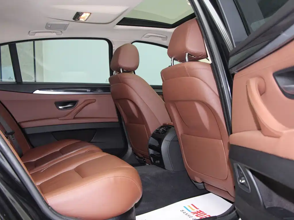 BMW 5 Series 2015 — фото 10