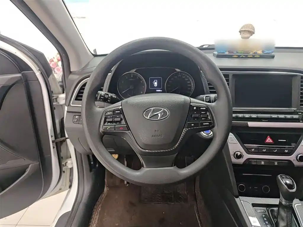 Hyundai Elantra 2018 — фото 11