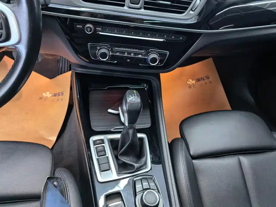 BMW 1 Series 2018 — фото 16