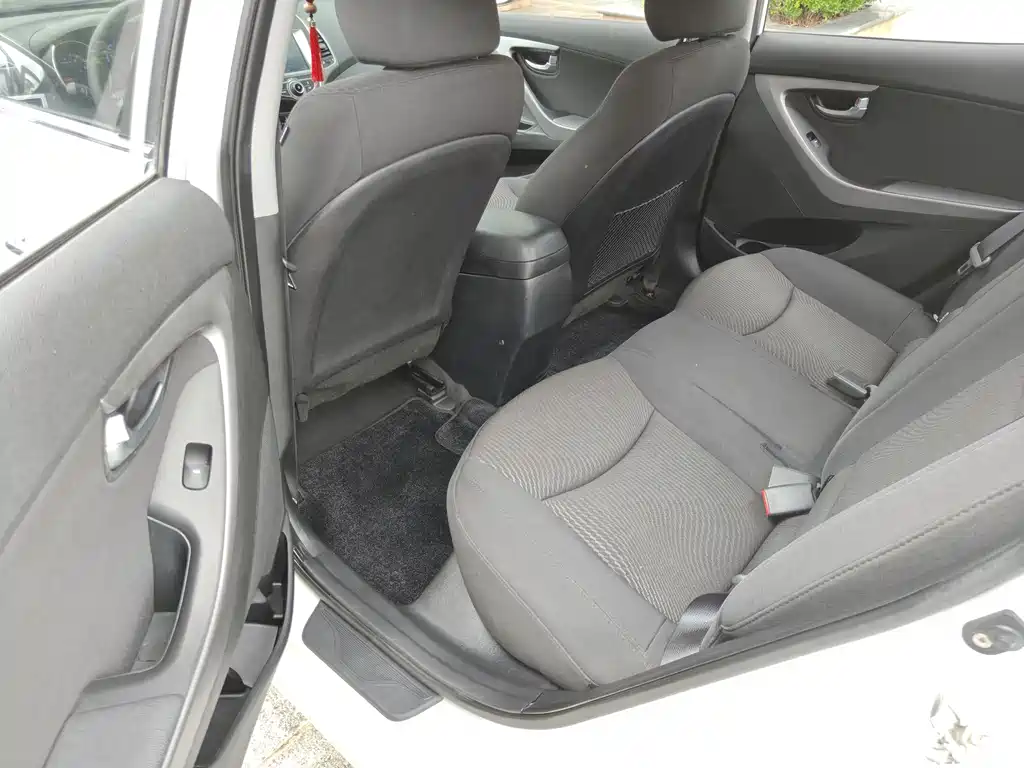Hyundai Elantra 2016 — фото 12