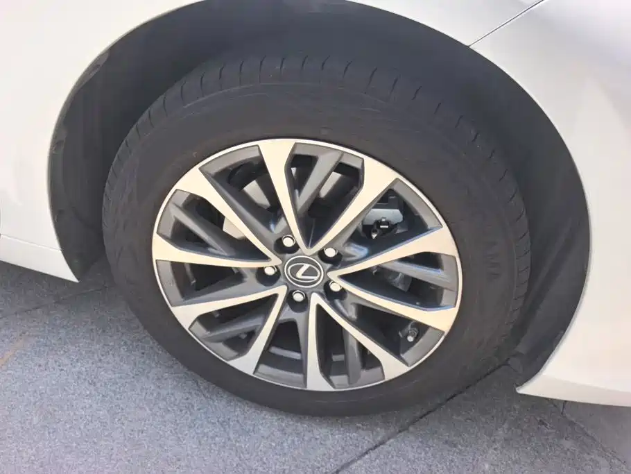 Lexus ES 2025
