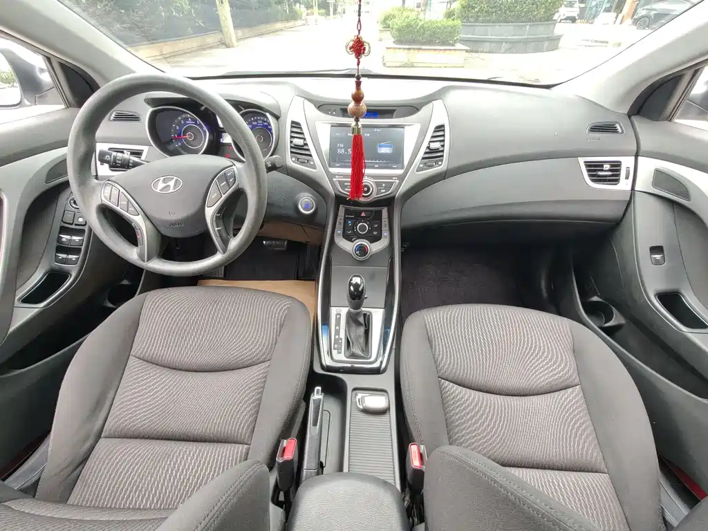 Hyundai Elantra 2016 — фото 19