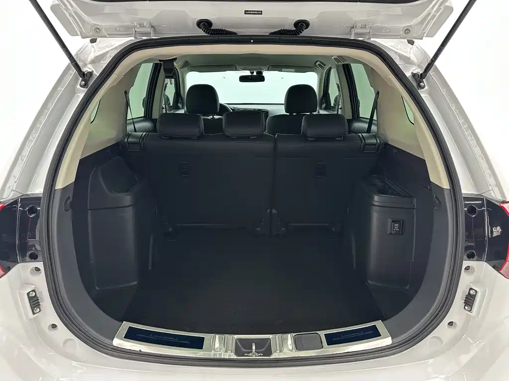 Mitsubishi Outlander 2023 — фото 17