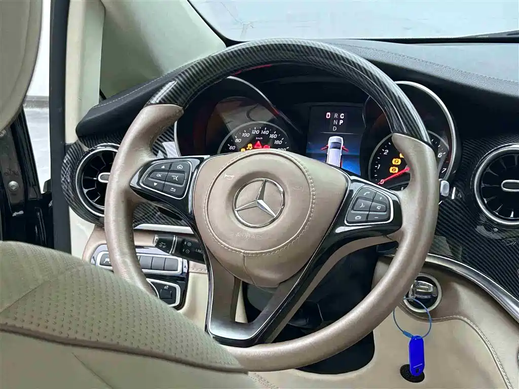 Mercedes-Benz V-Class 2023 — фото 15