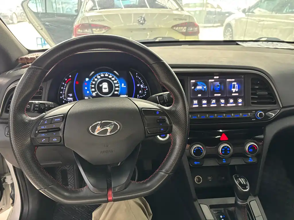Hyundai Elantra 2019 — фото 9