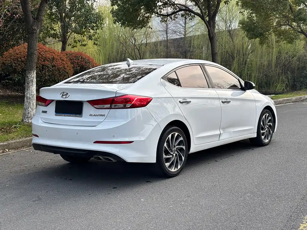 Hyundai Elantra 2019 — фото 16