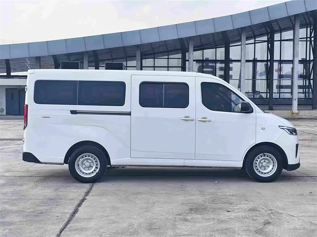 Wuling Yangguang 2025