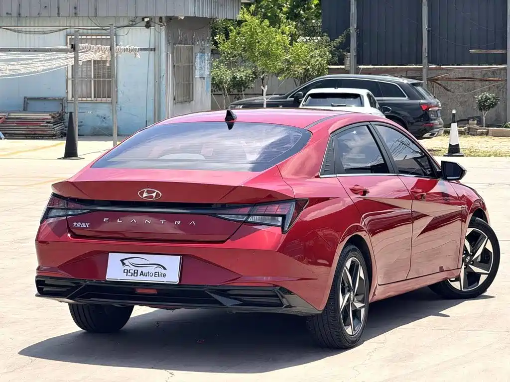 Hyundai Elantra 2023 — фото 11