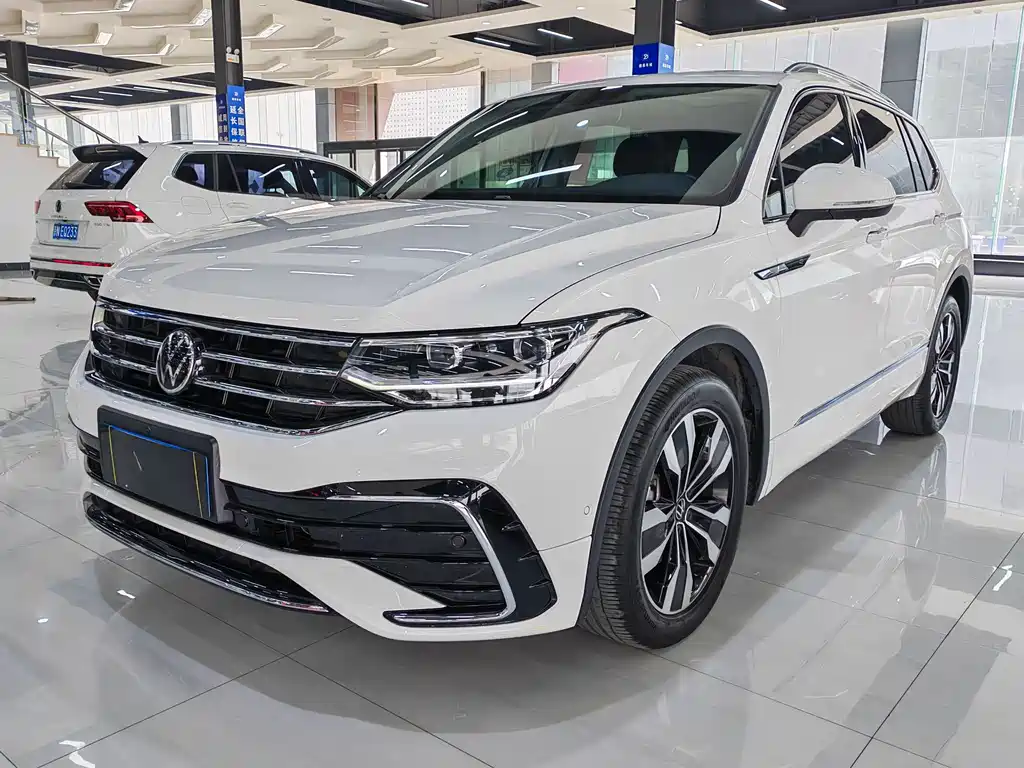 Volkswagen Tiguan L 2022 — фото 1
