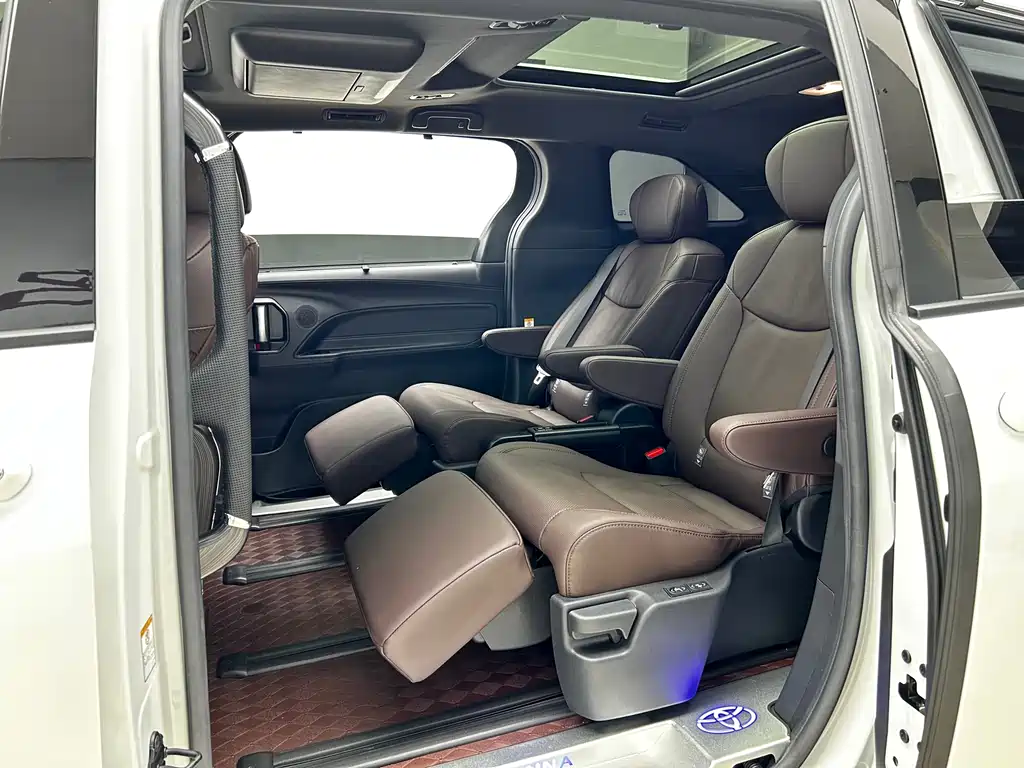 Toyota Sienna 2024 — фото 16
