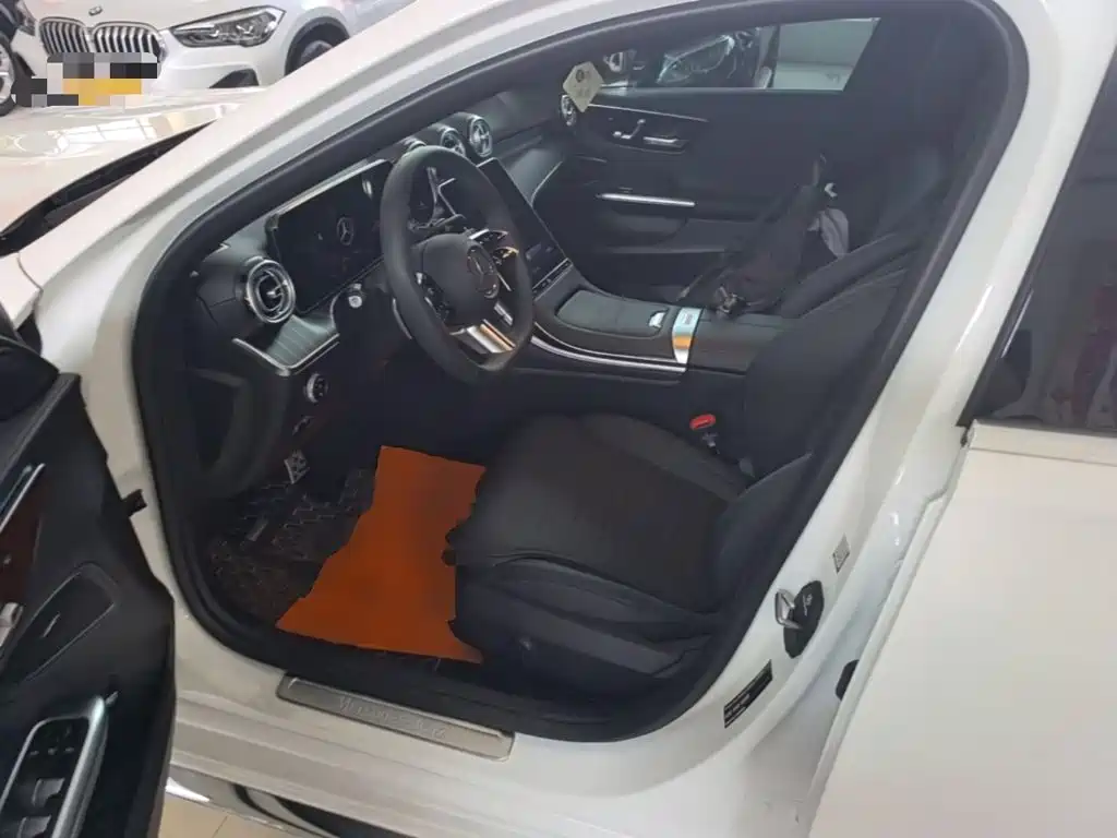 Mercedes-Benz C-Class 2025 — фото 15