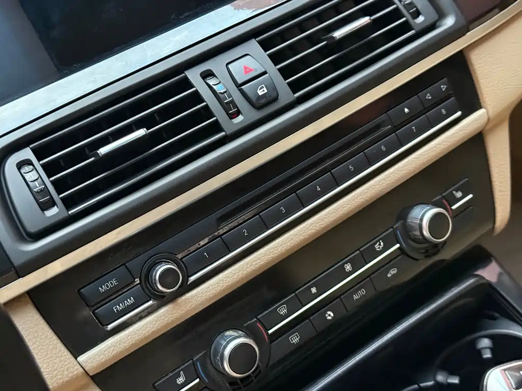 BMW 5 Series 2011 — фото 12