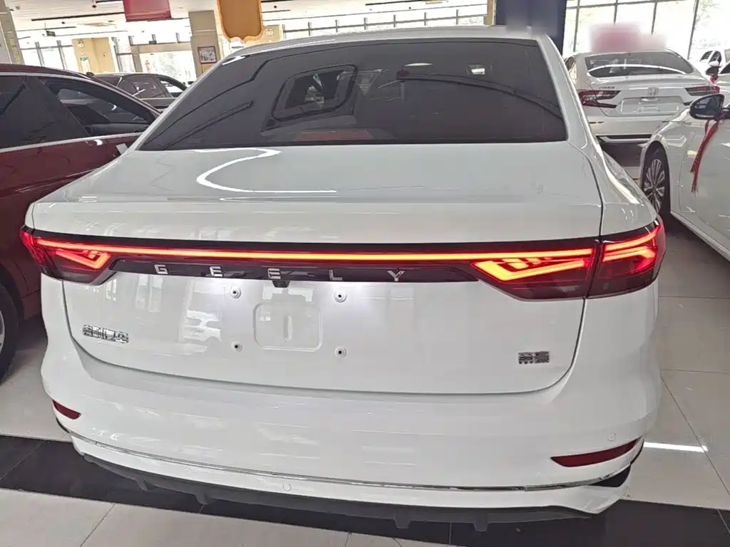 Geely Emgrand 2022