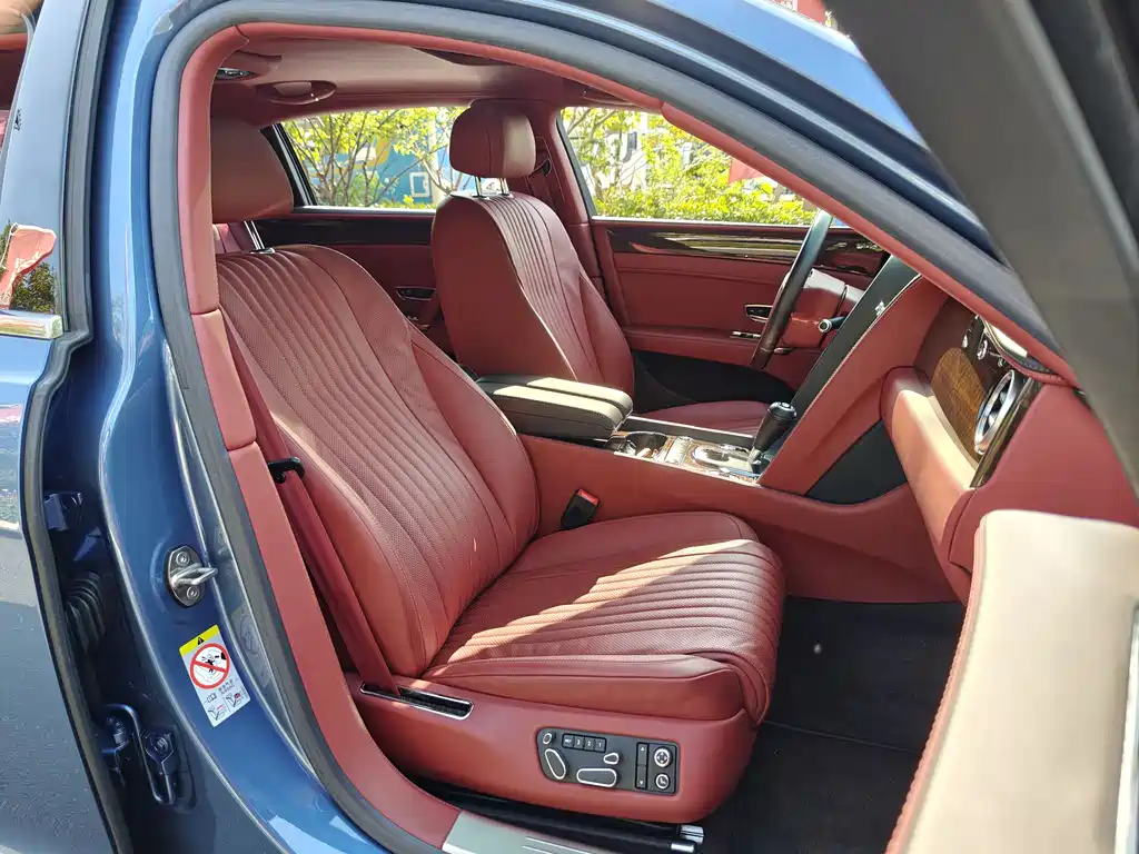Bentley Flying Spur 2018 — фото 18
