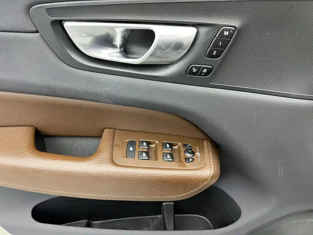 Volvo XC60 2022 — фото 3