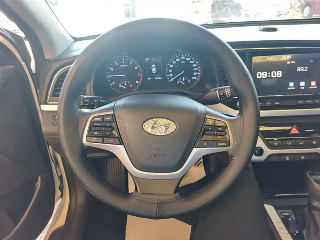 Hyundai Elantra 2017 — фото 11