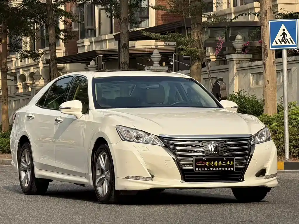 Toyota Crown 2017 — фото 1
