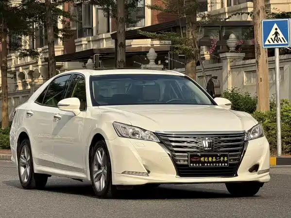 Toyota Crown 2015