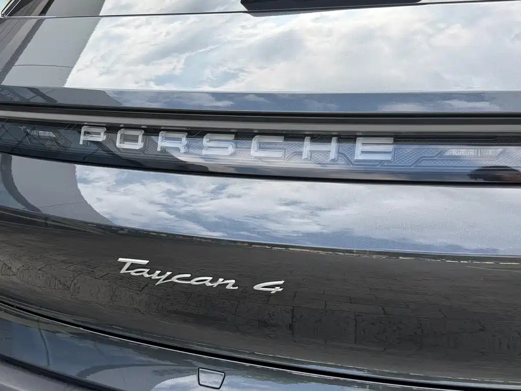 Porsche Taycan 2024 — фото 19