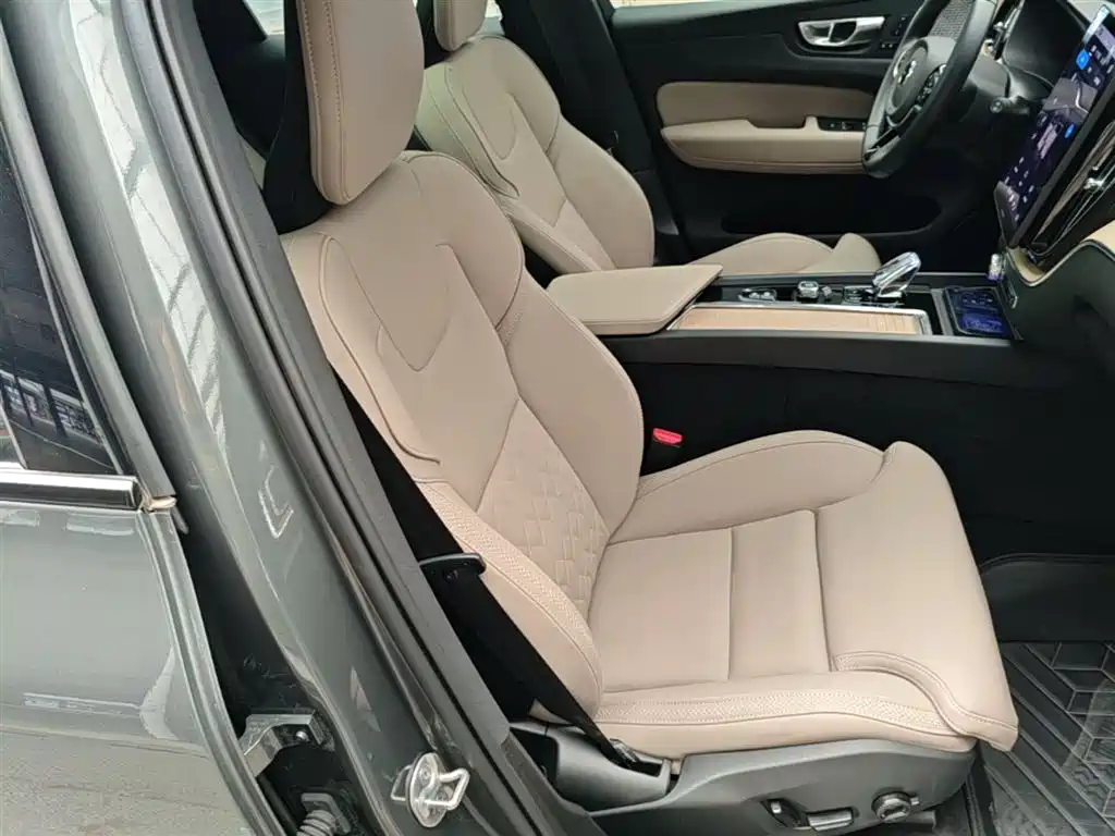 Volvo XC60 2025 — фото 25
