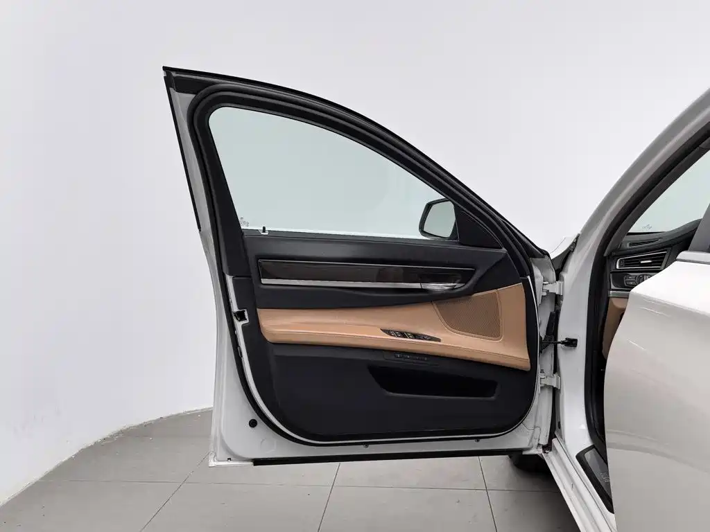 BMW 7 Series 2012 — фото 8