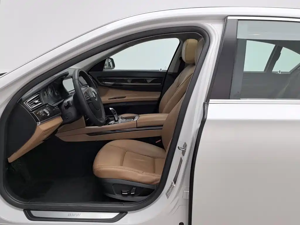 BMW 7 Series 2012 — фото 10